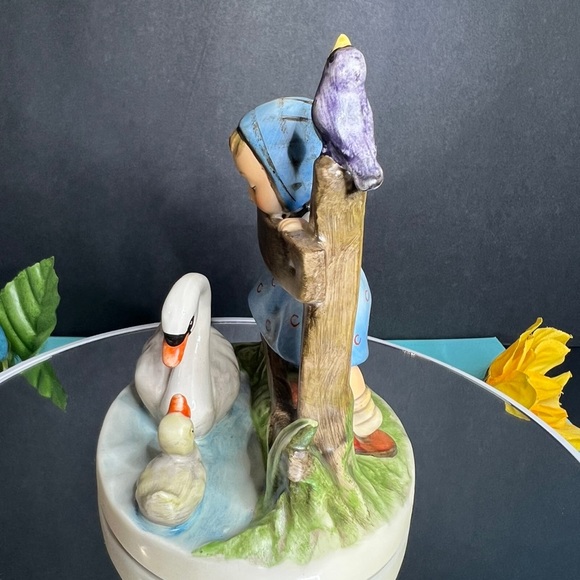 🛑SOLD🛑 Vintage M.J. Hummel Feathered Friends #344,Girl Watching Geese, Germany - Picture 5 of 14